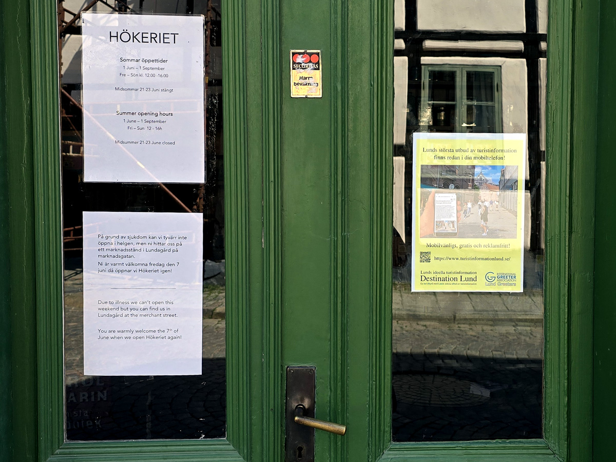 Lunds ideella turistinformation Destination Lunds gula poster på dörren till Hökeriet