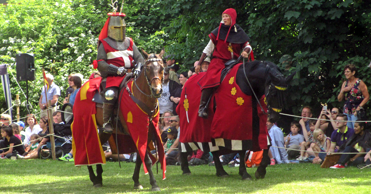 Några av Skånska Björnes riddare vid Medeltidsfestivalens tornerspel i Lund