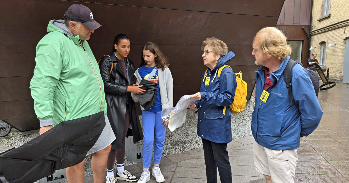 En av Lunds ideella turistinformation Destination Lunds greeters som berättar om Lund