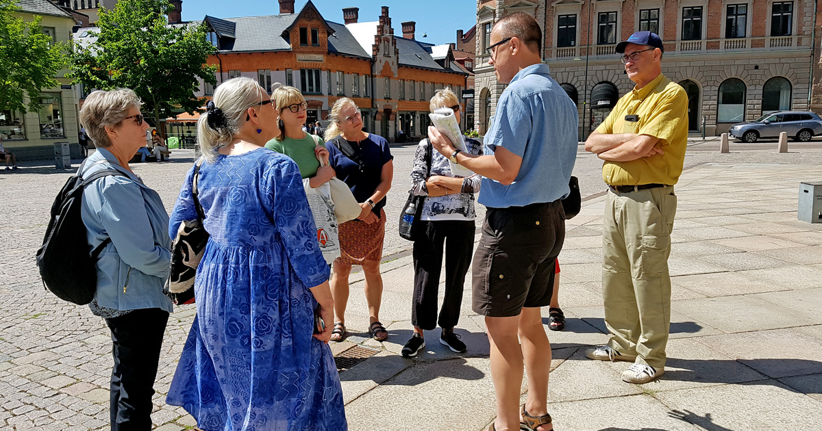 En av Lunds ideella turistinformation Destination Lunds greeters som berättar om Lund