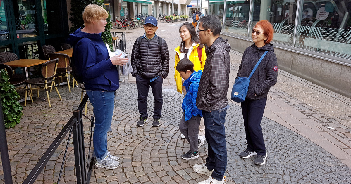 En av Lunds ideella turistinformation Destination Lunds greeters som berättar om Lund