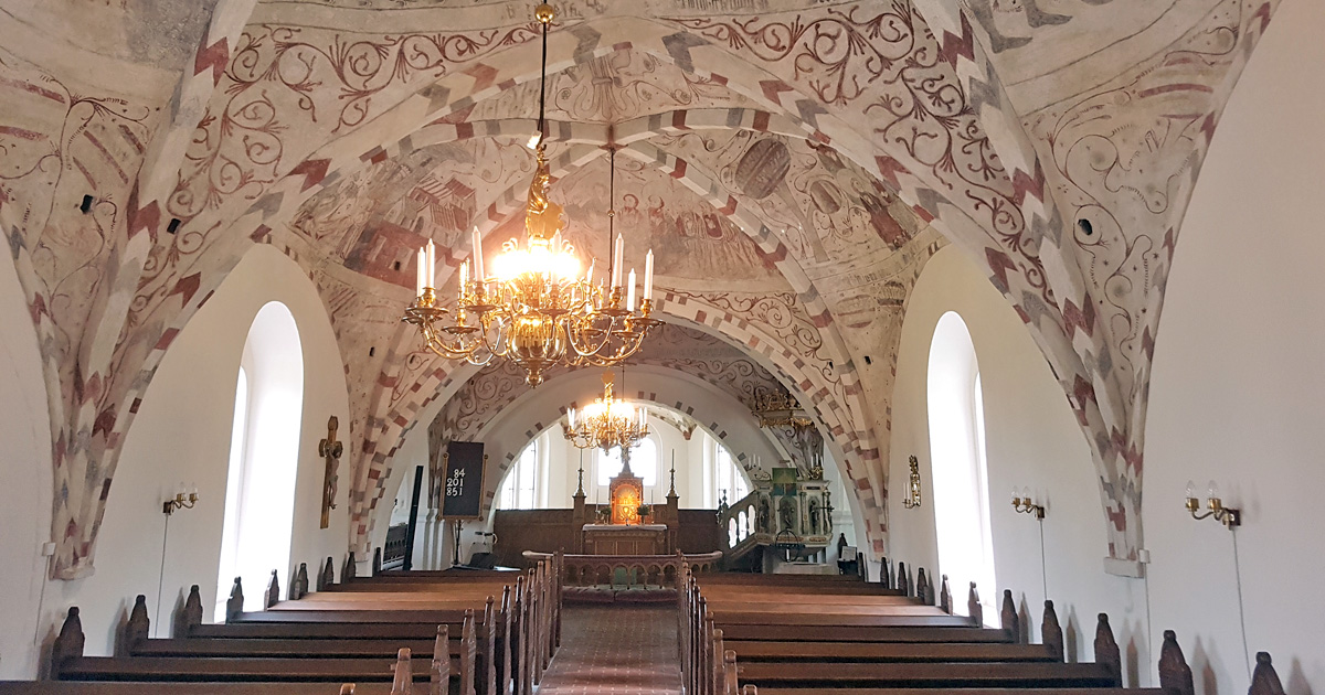 Hällestads kyrka med dess vackra kalkmålningar från 1400-talet