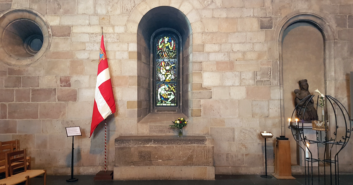 Den danska flaggan Dannebrog vid Anders Sunesens gravtumba i Lunds domkyrka