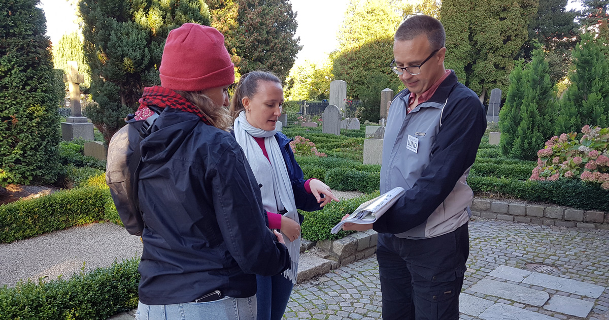 En av Lund Greeters visar Lund för två systrar från Spanien i oktober 2021