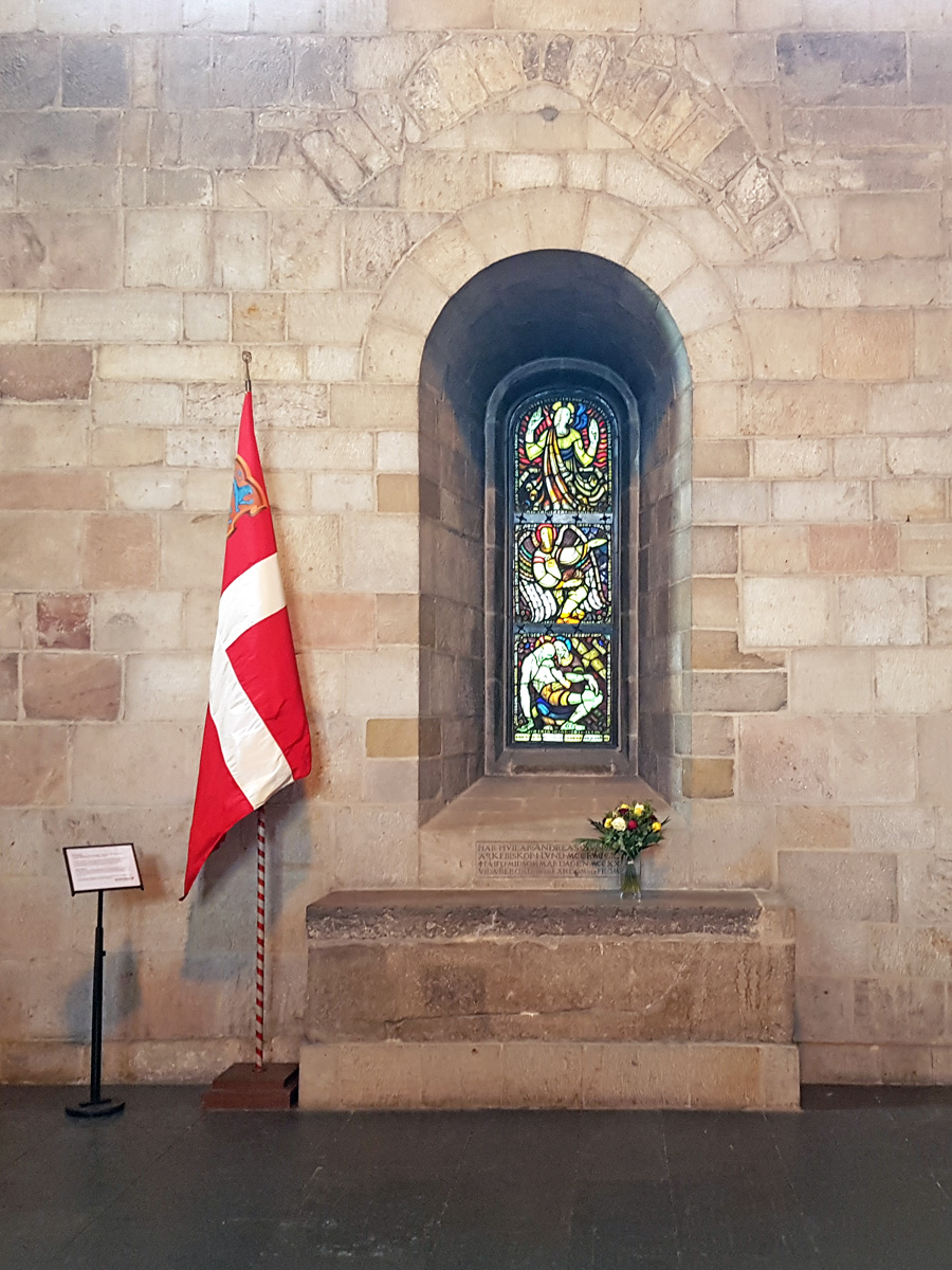 Danska flaggan Dannebrog vid ärkebiskop Anders Sunesens grav i Lunds domkyrka