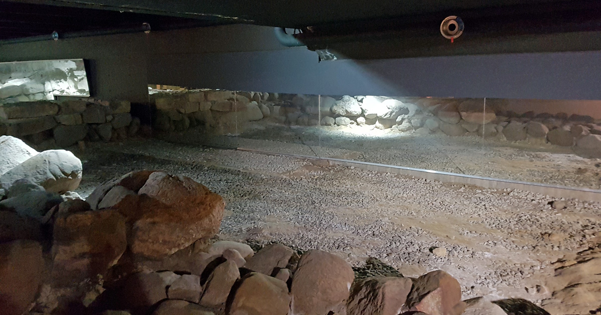 Platsen för den större gravkammaren under främre delen av långhuset i kyrkan Drotten i Lund