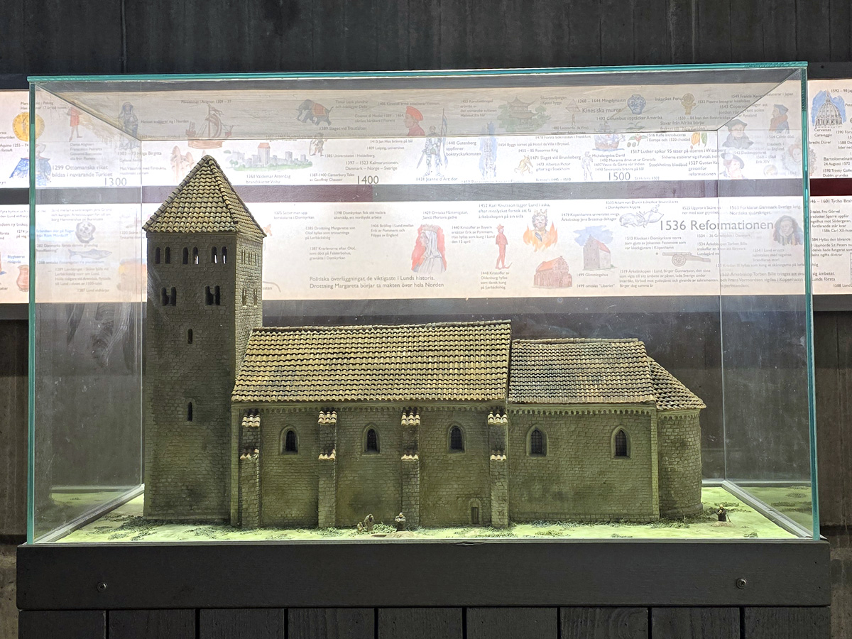 En modell i Drottens kyrkoruin av kyrkan Drotten då den blivit en sockenkyrka i Lund
