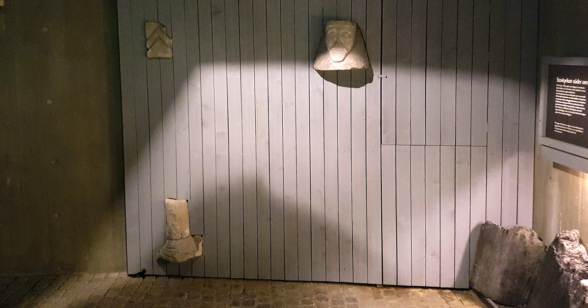 Fragment av sten från kyrkan Drotten i Drottens kyrkoruin i Lund