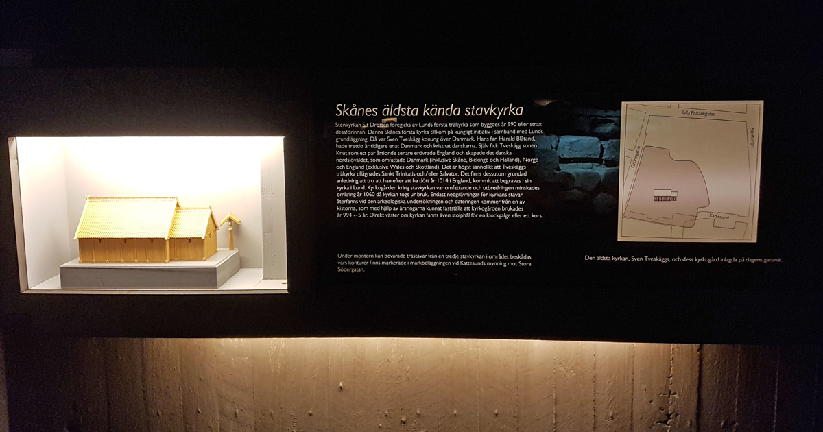 En modell av kung Svend Tveskægs Treenighetens kyrka Trinitas i Drottens kyrkoruin i Lund