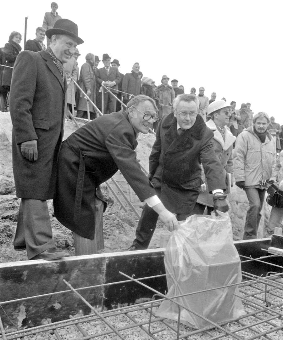 Nils Hörjel, Ingvar Kamprad och Kjell Olof Feldt avtäcker grundstenen till Ideon i Lund den 2 mars 1984