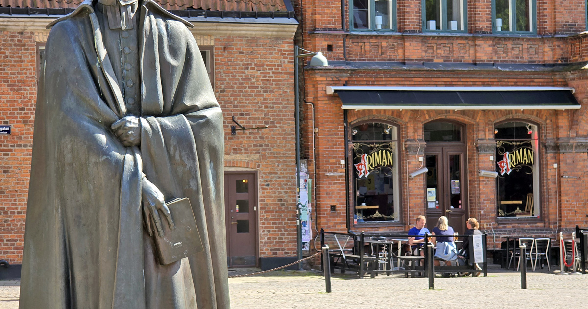 Henrik Schartau på Domkyroplatsen i Lund med Café Ariman i bakgrunden