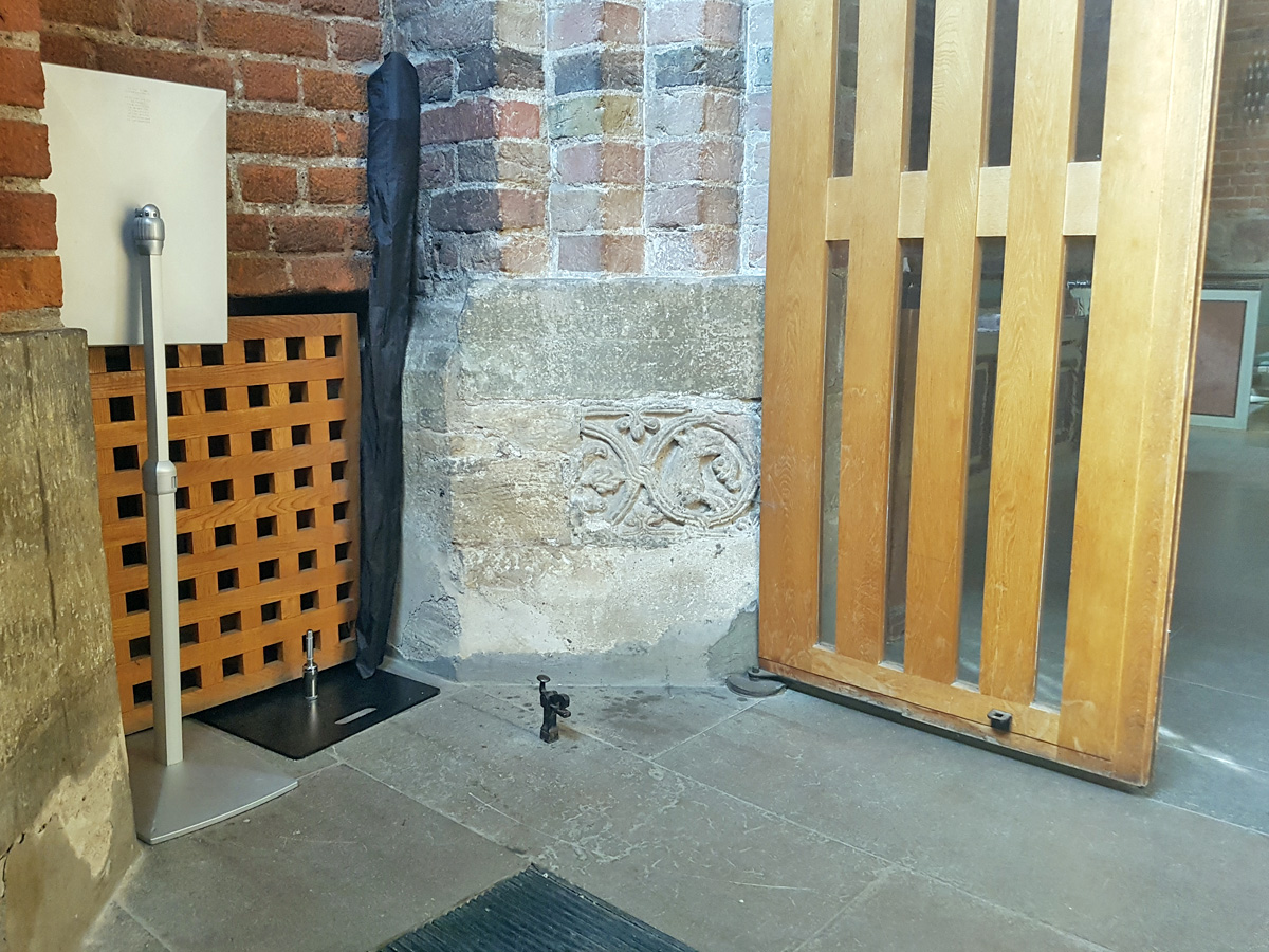En sten från den romanska kosterkyrkan i Lund från 1100-talet
