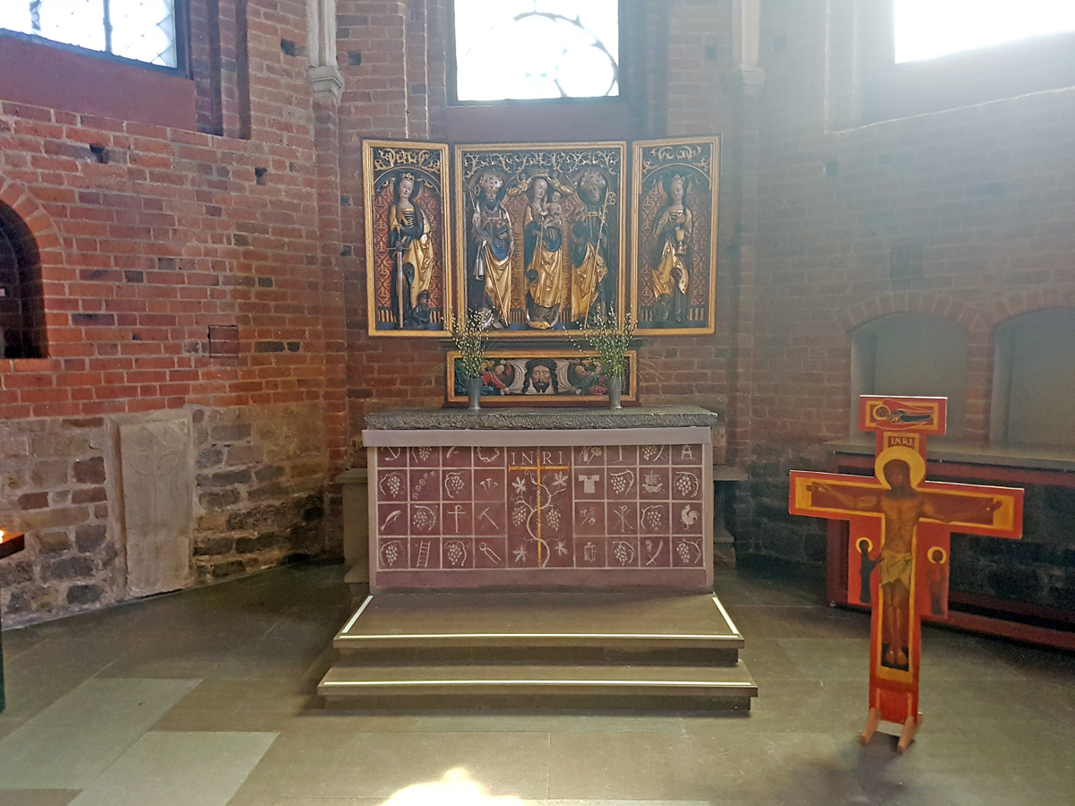 Klosterkyrkans altare och altarskåp