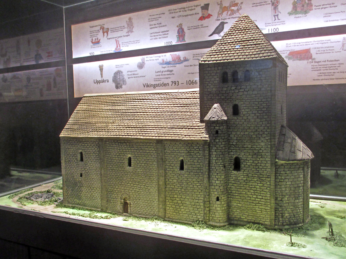 En modell av Drottens kyrka i Lund då den var Lunds första domkyrka