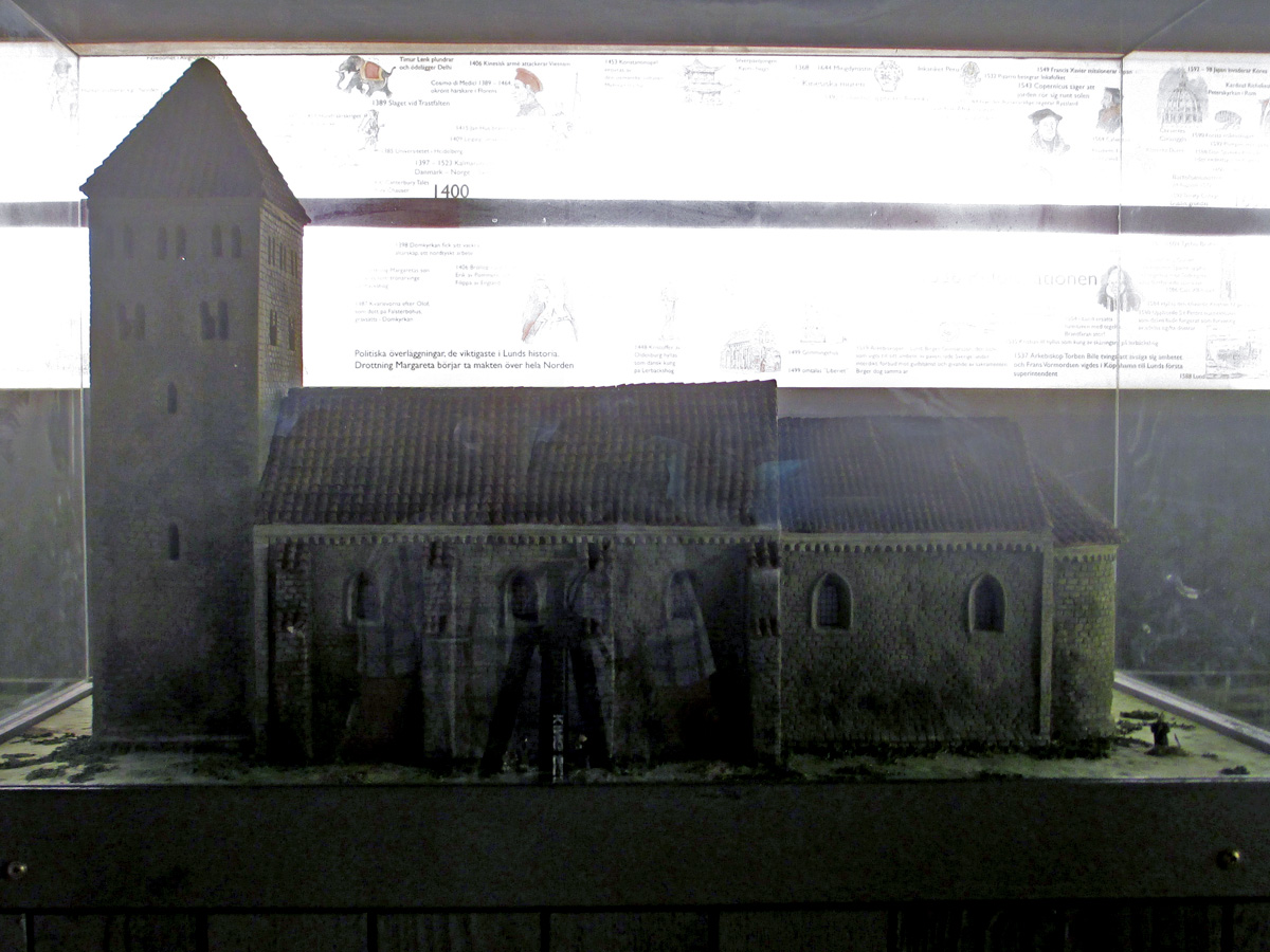 En modell av Drottens kyrka i Lund då den byggts om som klosterkyrka