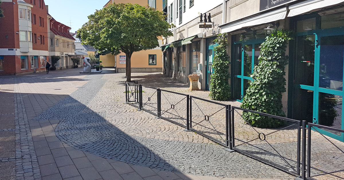Markering i trottoaren vid Kattesund i Lund efter var murarna fanns till kyrkan Drotten