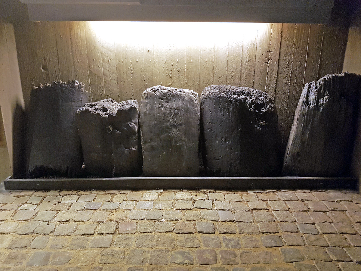 Rester av stavar som ingått i Östra Kattesundskyrkan i Lund