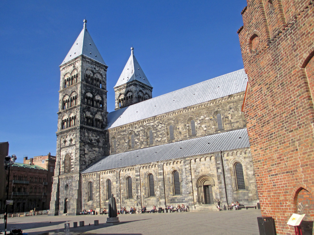 Domkyrkoplatsen i Lund som var kyrkogård från 1030-talet och under hela medeltiden