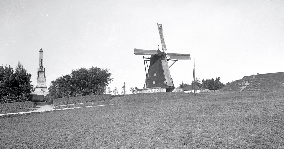 Monumentet och Lerbäckshög omkring år 1900