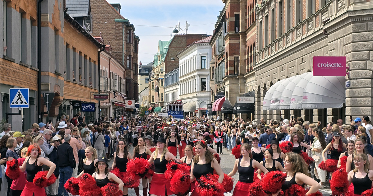 Besökare till Lundakarnevalens karnevalståg 2026 på Klostergatan i Lund