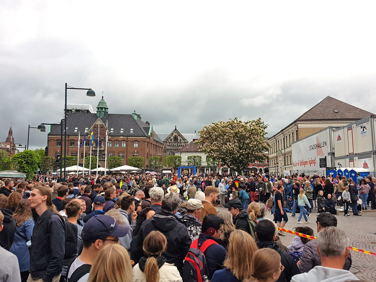 Besökare till Lundakarnevalens karnevalståg