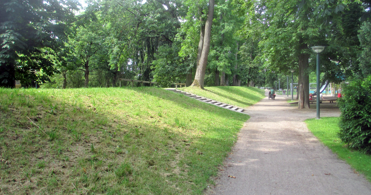 Bevarad rest av den medeltida stadsvallen i Lund