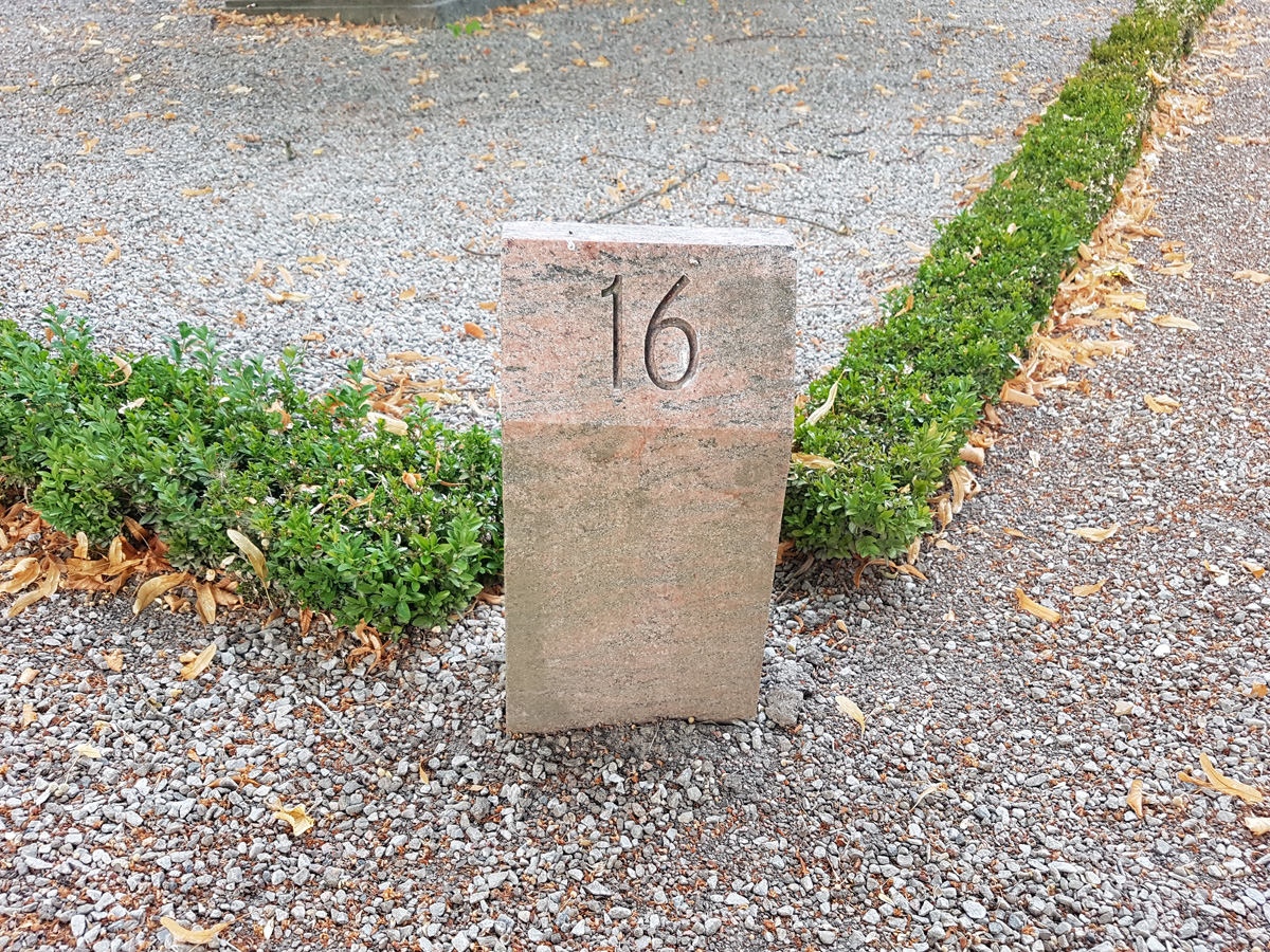 En sten på Norra kyrkogården som informerar om vilket kvarter man står vid