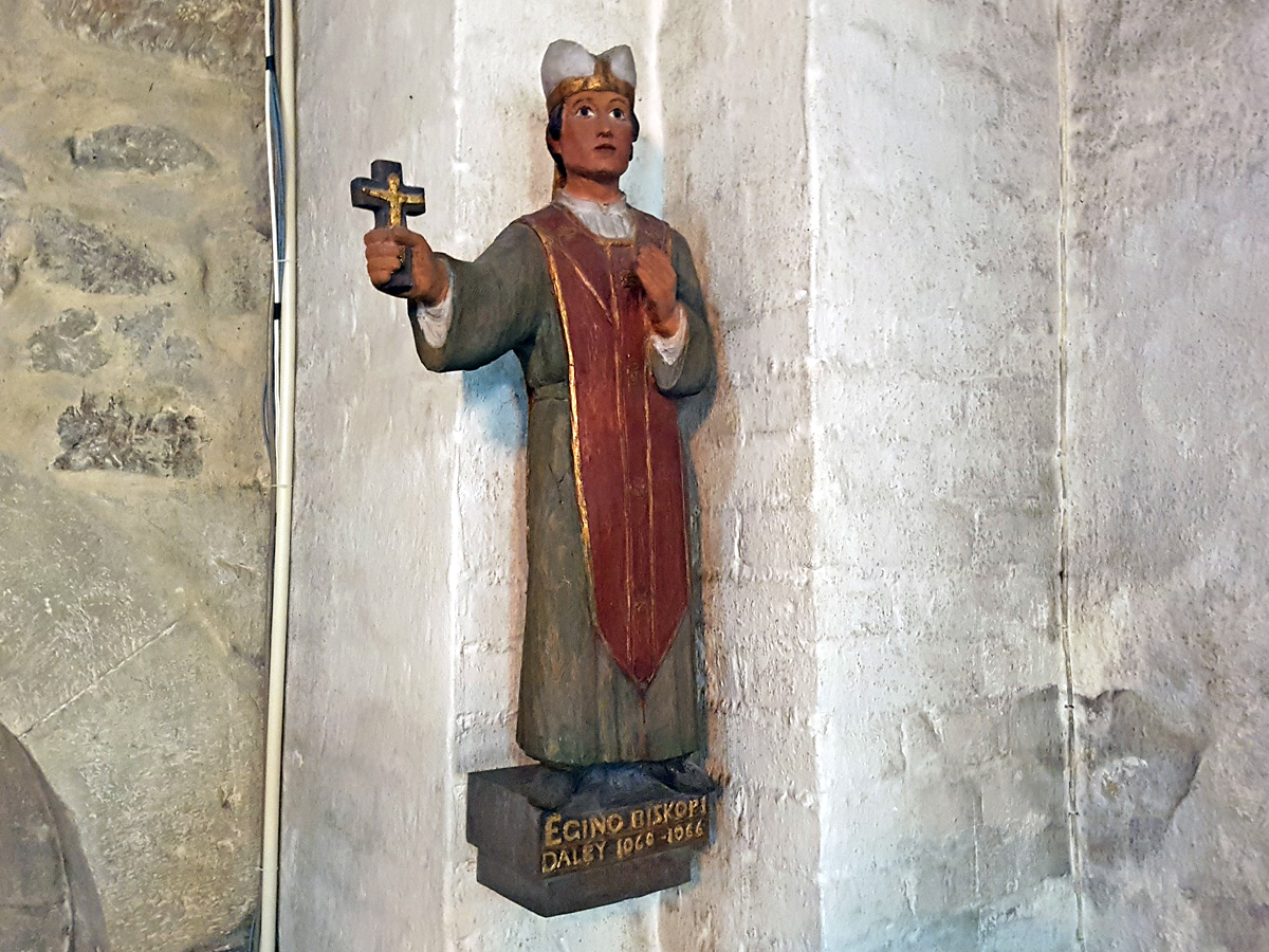 Skulptur av Dalby kyrkas biskop Egino