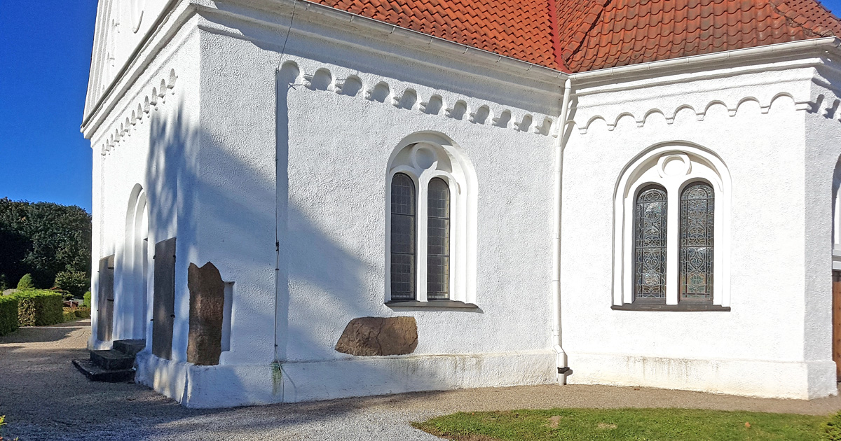 Två av runstenarna i koret till Hällestads kyrka