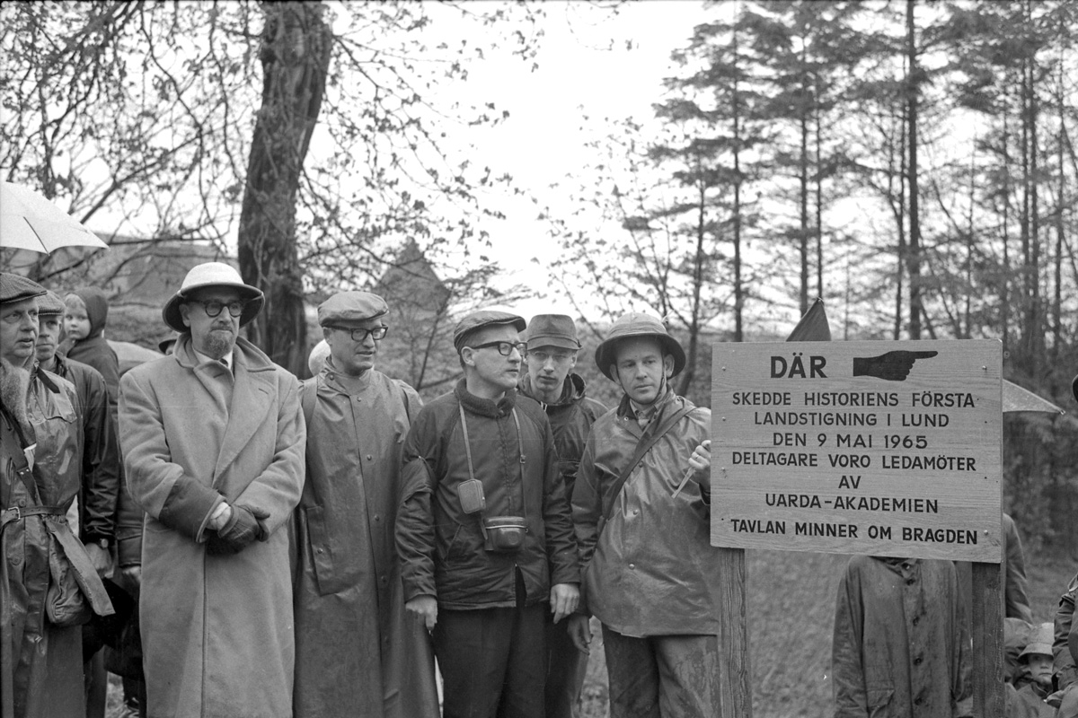 Sten Broman och medlemmar från Uarda-akademien efter att ha genomfört första landstigningen i Lund 1965