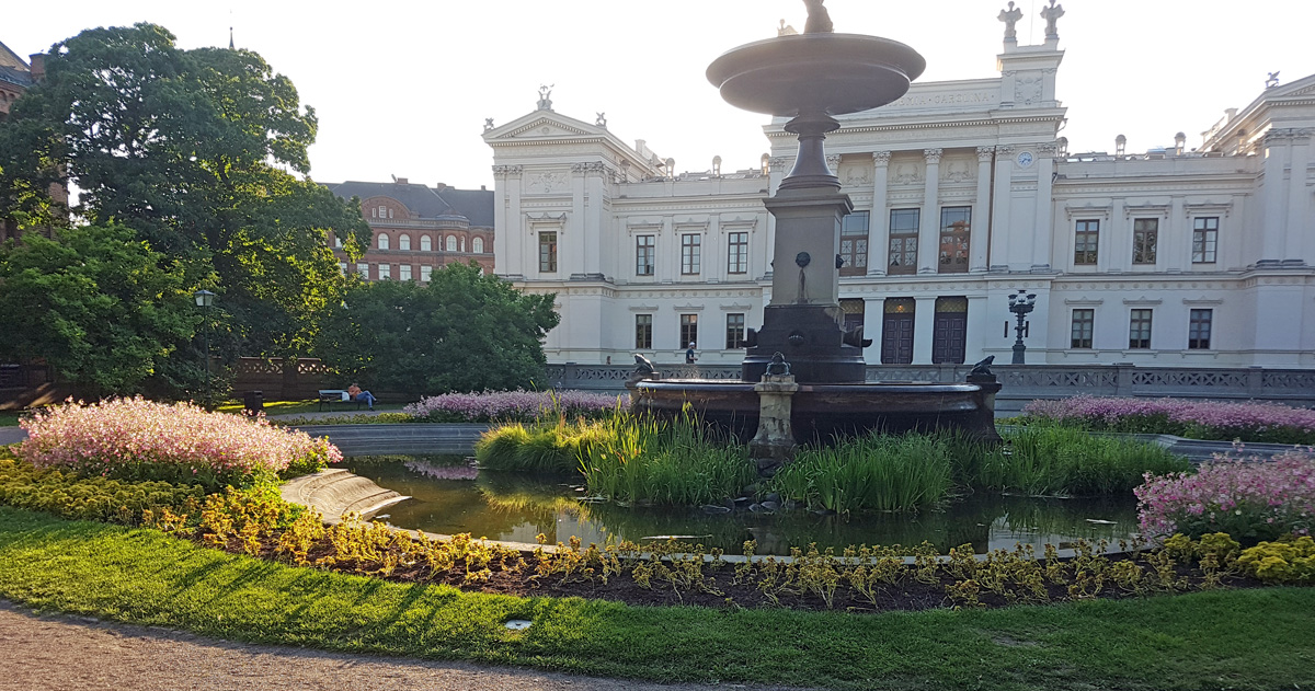 Universitetsplatsen i Lund med plaketten för meridianen för akademiska kvarten