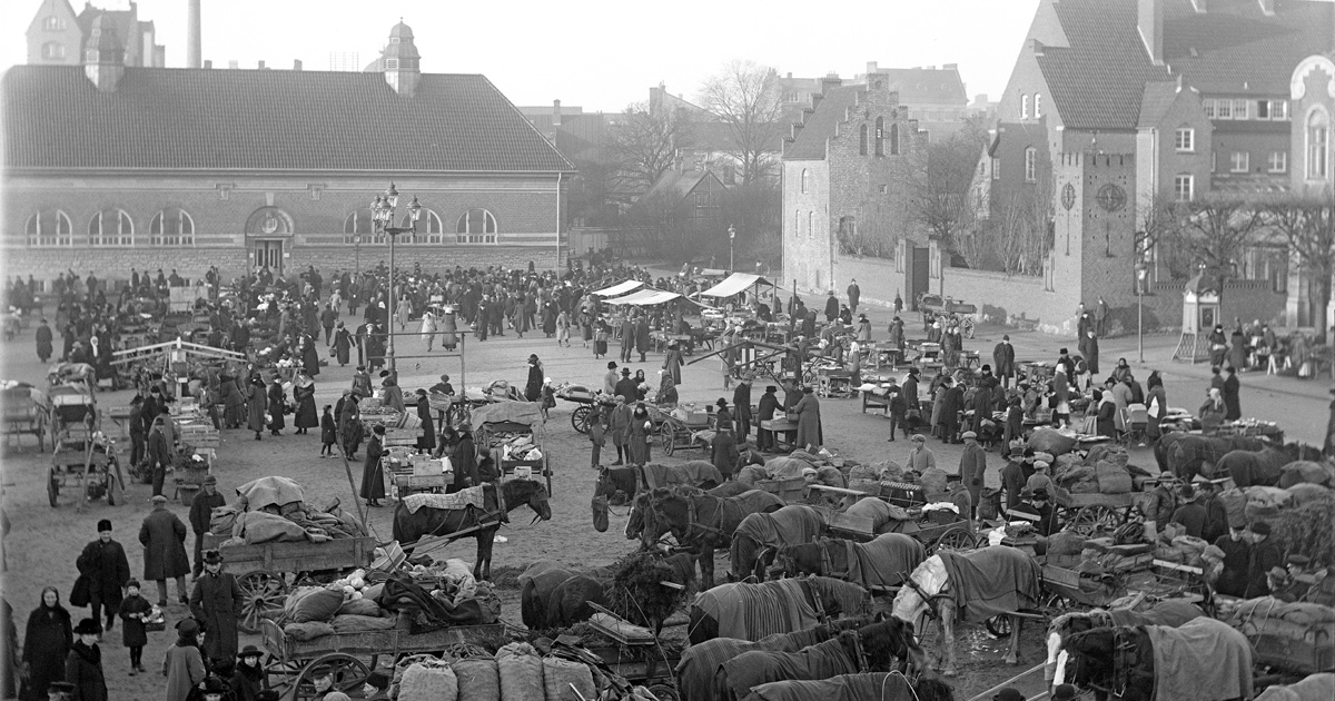 Mårtenstorget med saluhallen i Lund bakgrunden år 1923