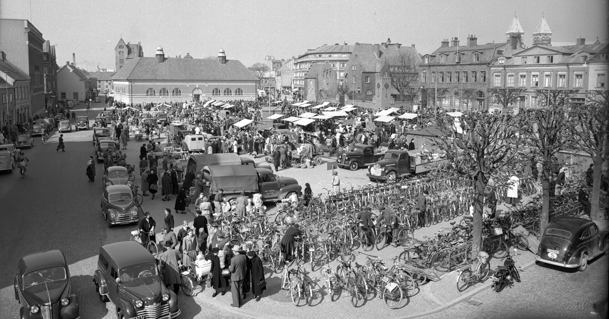 Mårtenstorget med saluhallen i Lund bakgrunden på 1950-talet