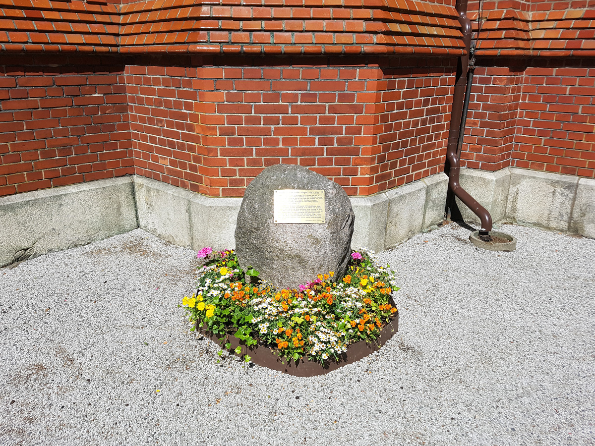 Minnesstenen utanför Norra Nöbbelövs kyrka om den soldatgrav som har hittats där