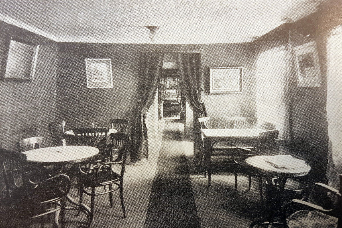 En bild inne inifrån Åke Hans gathus som det såg ut 1913