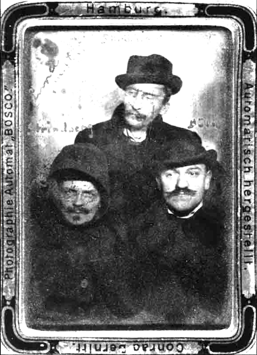 Ett automatfoto av Adolf Strömstedt, August Strindberg och Waldemar Bülow 1897