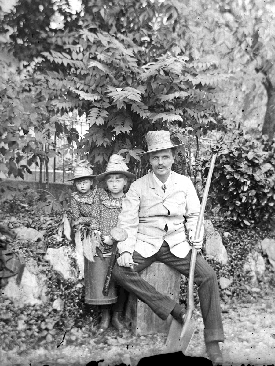 August Strindberg med sina döttrar Karin och Greta i Gersau i Schweiz 1886