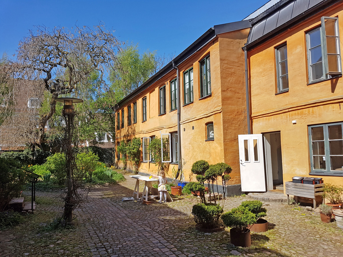 Den norra gårdsflygeln till huset på Grönegatan 16 i Lund där August Strindberg bodde längst bort på andra våningen 1899