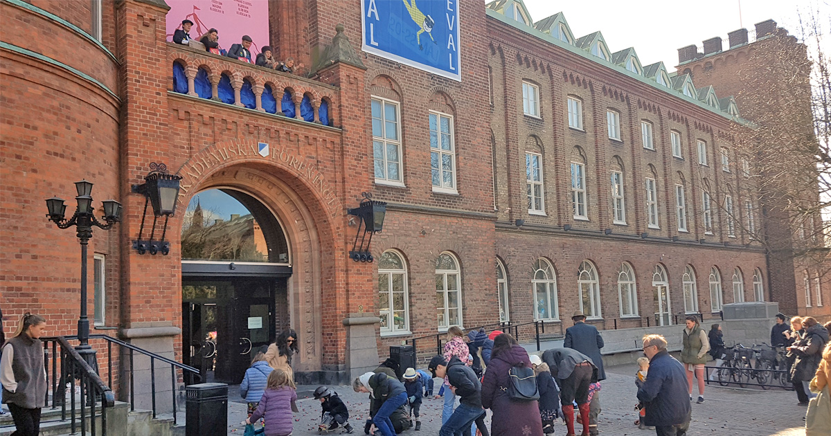 Godisregn från AF-borgens balkong under Stora Toddydagen i Lund