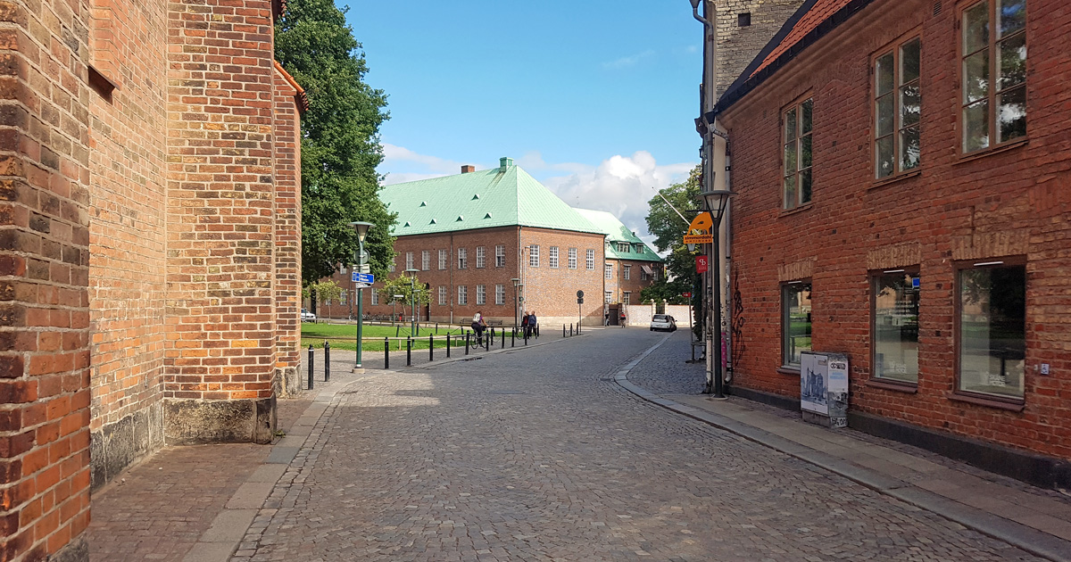 Kungsgatan i Lund som tillsammans med Kiliansgatan bildar en halvcirkel runt kvarteret där trelleborgen i Lund fanns under vikingatiden