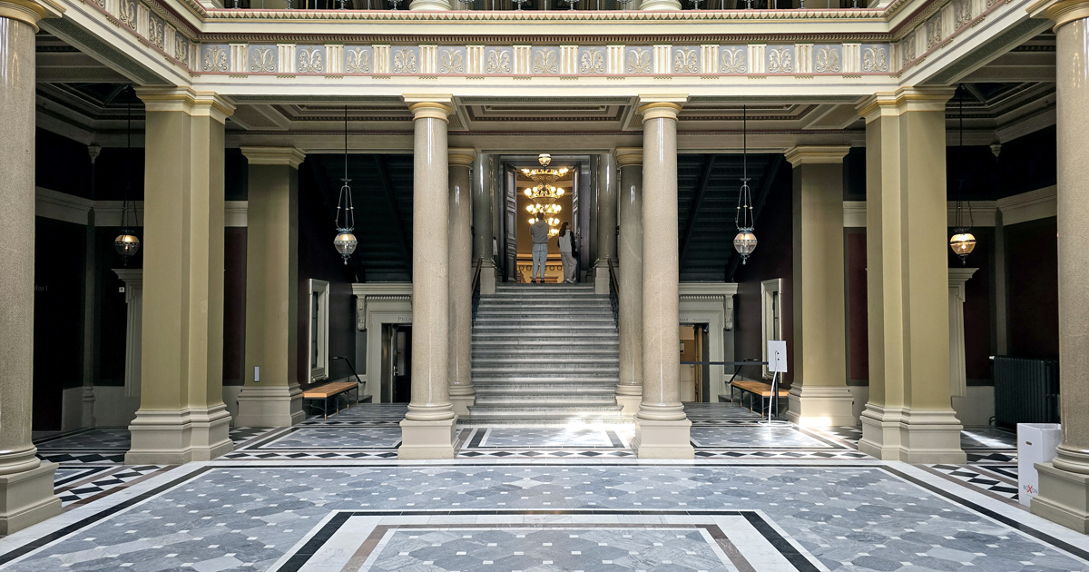 Atrium innanför entrén till Universitetshuset i Lund