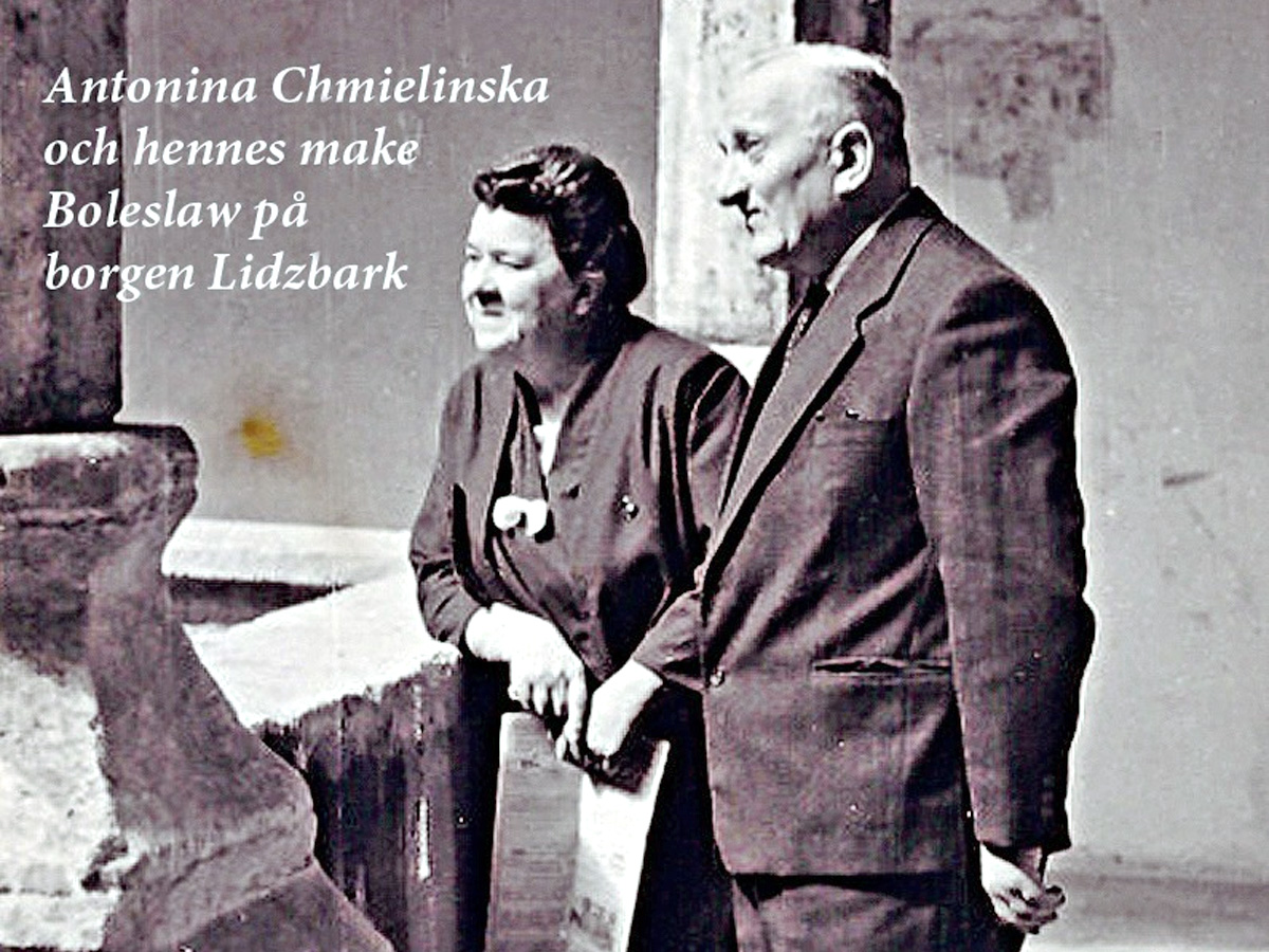Antonina Chmielinska och hennes make på borgen Lidzbark i Polen omkring 1959-1950