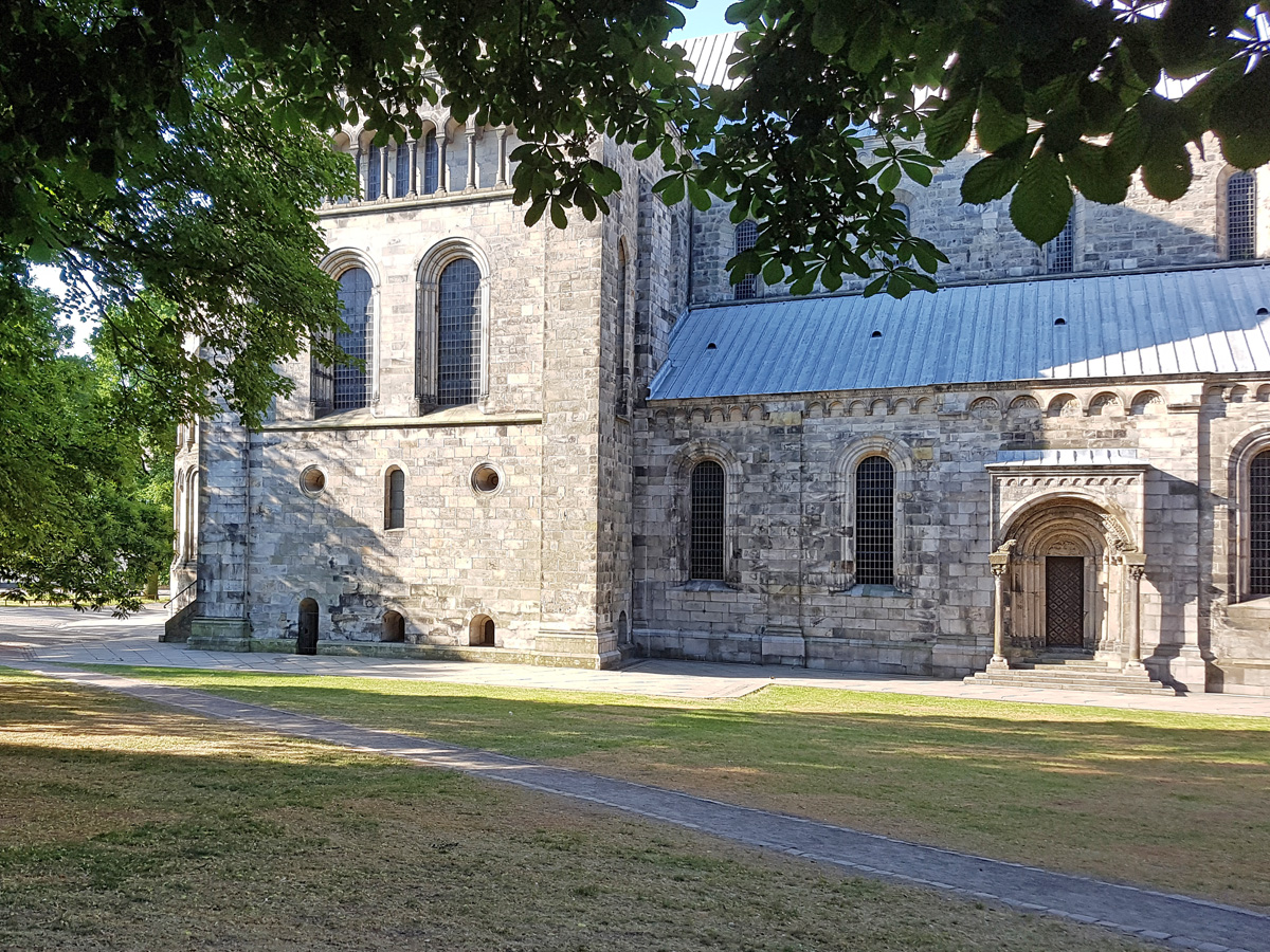 Platsen på norra sidan av Lunds domkyrka där det fanns kyrkogård på 970-talet