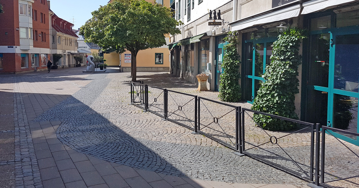 Markering i trottoaren vid Kattesund i Lund där murarna fanns för kyrkan Drotten
