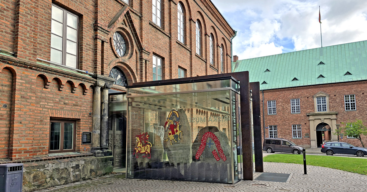 Runstenarna från Hunnestadsmonumentet i den inglasade entrén till Historiska museet i Lund