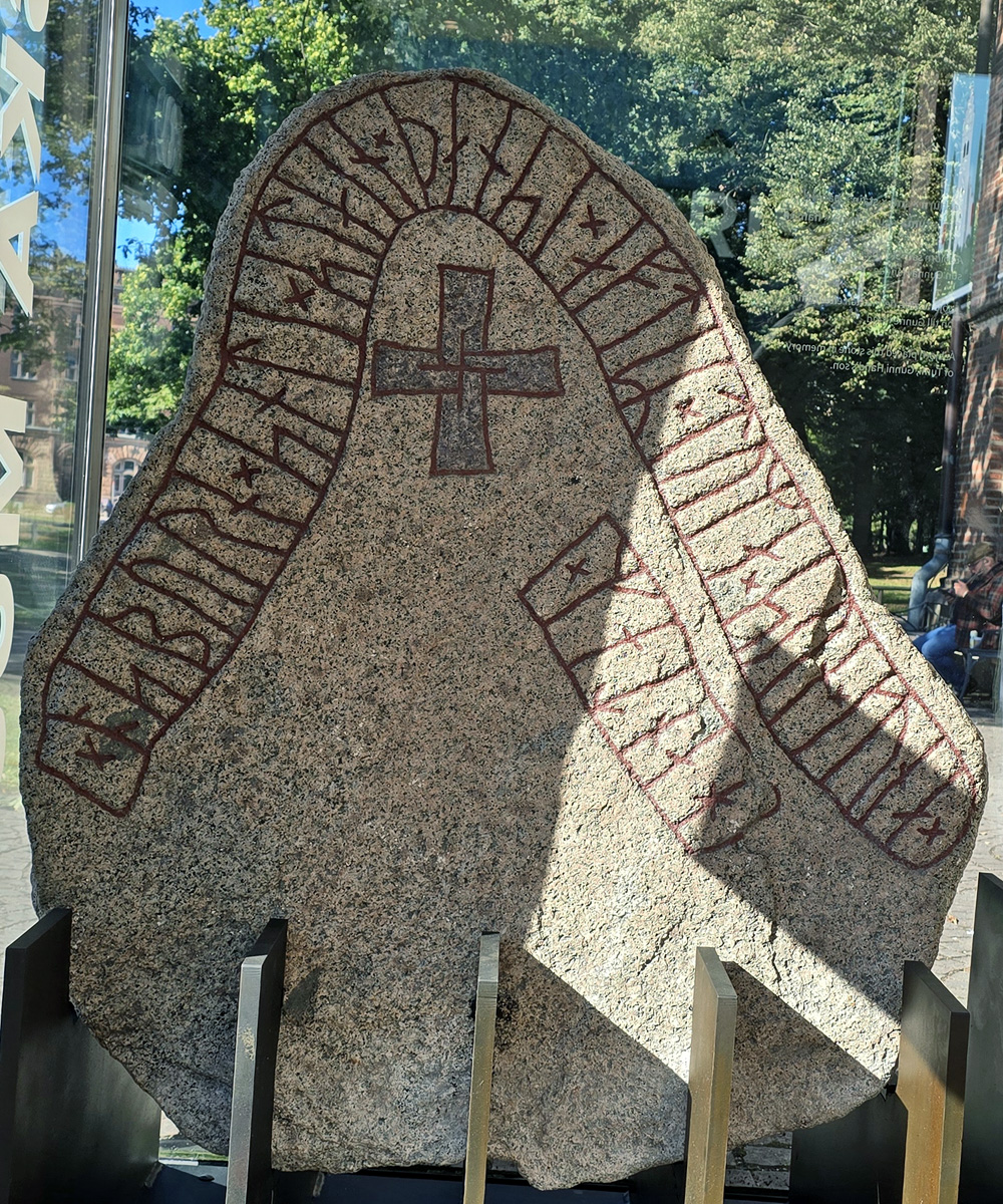 En av runstenarna från Hunnestadsmonumentet som nämner Kunar och hans son Toma