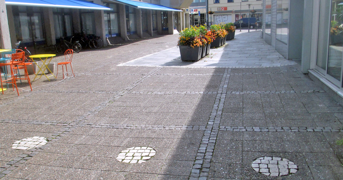 Markering i trottoaren vid Kattesund i Lund där väggarna fanns för Östra Kattesundskyrkan